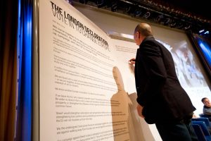 Yanis signs the London Declaration calling for 'another Europe' 